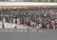 TFBOYS粉丝强冲安检门 太疯狂了