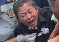 姐姐在烈士冯振墓前痛哭不愿离开 引发了现场所有人的关注和深思