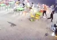烧烤店主大喊屋内客人出来避险 愿大家都平平安安