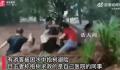 重庆景区突发山洪 游客水中抱树避险