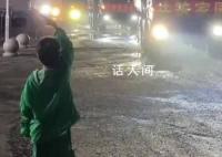 男孩等待1小时为向救援部队敬礼 网友：这个敬礼是致敬更是对梦想的坚定