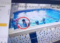 幼儿园女童被男教练强按水里惩戒 幼儿园监控曝光令人发指