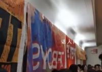 媒体评TFBOYS粉丝高铁车厢摇旗唱歌 引发争议