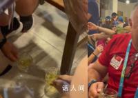 外国运动员和教练街头碰杯 引发了网友的热议