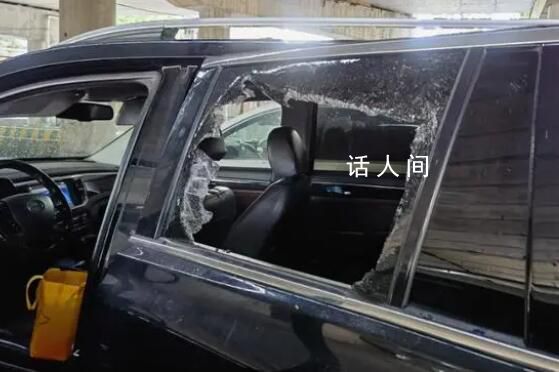 女子将娃闷车内睡觉2小时后崩溃报警 民警赶到后果断用警棍破窗