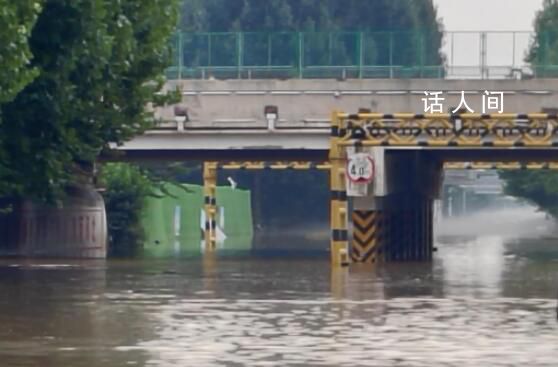 涿州华阳路洪水退去 拖走百辆水淹车