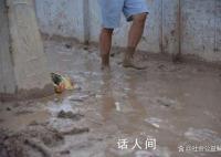洪水退去男子蹚半米深淤泥回家 也想过可能什么都没了但回家看一眼就安心了