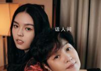 法图麦穿李咏衣服拍“全家福”