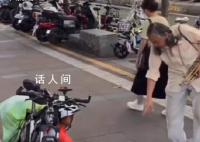 老人劝骑车乞讨男子脚踏实地挣钱 应该靠自己双手挣钱过日子