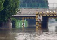 涿州华阳路洪水退去 拖走百辆水淹车
