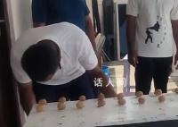 印男子1分钟用头砸碎273颗核桃 创造了新的砸核桃吉尼斯世界纪录