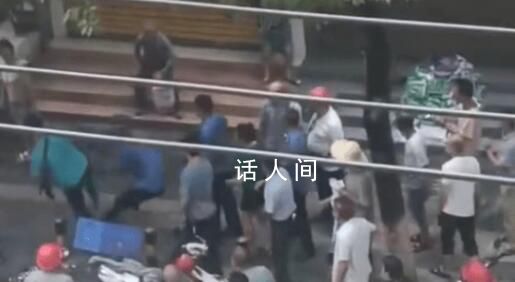 贵州一男子当街击倒城管 警方回应