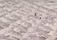 四川雅安一河流河水突涨 有人员伤亡