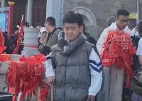 男生第一次爬泰山边拄拐边哭 网友：泰山不会放过任何一个嘴硬的人
