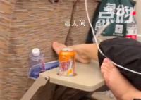 12306回应女子车厢内光脚踩桌板 每个人素质不一样只能靠沟通