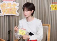 万茜说经常吃黄晓明家饭 并且他几乎是全组的食神