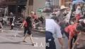 男子边走边撒百元钞票引路人哄抢 真的是十分的不道德