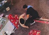 体重280斤店员被殴打拒不还手 案件正在调查