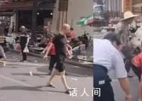 男子边走边撒百元钞票引路人哄抢 真的是十分的不道德