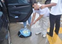 民警一拳捶爆车窗抓毒贩 现场抓获犯罪嫌疑人5人