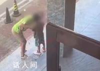 酒店广告牌有房被小孩改成有尸 大人教唆孩子擦酒店门口黑板