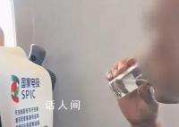 大爷高铁上戴耳机喝白酒全程安静 感觉大爷很有素质