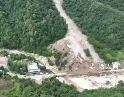 航拍秦岭山洪紧张救援现场 目前2人死亡16人失联