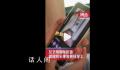 大巴上乘客脱鞋女子巧用配音提醒 比较委婉还能减少争执