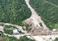航拍秦岭山洪紧张救援现场 目前2人死亡16人失联