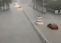 广西南宁突降暴雨 有车辆被淹