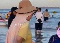 女子海边被男孩袭胸 还牵着妈妈的手