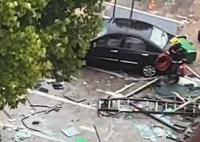 山东烤鱼店爆炸现场:气浪掀偏汽车