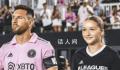 小贝夫妇晒女儿与梅西牵手照 小贝大赞女儿有着最美丽的微笑