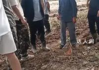 村民抗洪救灾挖出碗口粗的炮弹 已经移交治安大队处理
