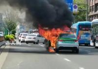 成都一出租车自燃引发大堵车 所幸无人员伤亡