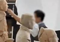 考古人员徒手摸兵马俑 博物馆回应