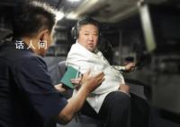 金正恩亲自驾驶战斗装甲车 一周内第二次视察军工厂