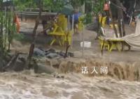 广西上林突发山洪 游客慌忙逃离