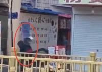 湖北男子沿街砍人 市民扔水桶阻止