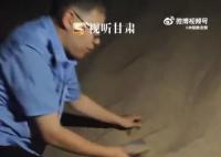 敦煌警察每年从沙漠挖百部手机 保持五年来零投诉