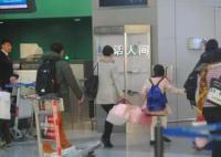 女子称带3娃买4张票登机被拒 这一事件引起了广泛的关注和讨论