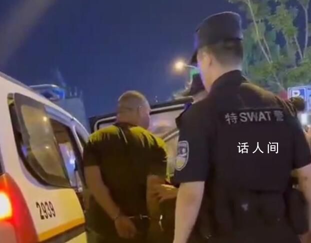 河南男子深夜当街开车门抢小孩 涉事男子疑似精神病患者