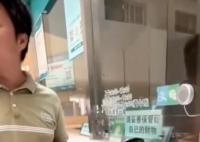 男子在医院问询时遭工作人员嘲讽 这个事件在社交媒体上引发了热议