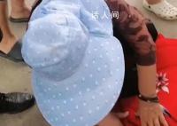 老太将男婴放路边离开 男婴全身乌紫