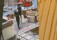 2男子豪买161万黄金 老板报警