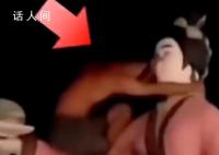 男子爬上雕塑抚摸亲吻 派出所回应