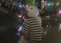 扬州一家4口跳河?目击者:一男子坠河
