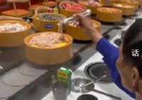 爸爸第一次吃自助火锅满脸拘谨 网友：我们踩在父母肩上看世界