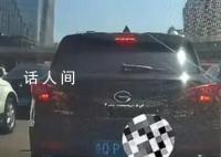 乘客等红灯时情绪崩溃大声尖叫 这红灯要多久才结束啊