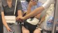 情侣地铁上隔人坐仍手拉手 中间女生吃了一嘴狗粮